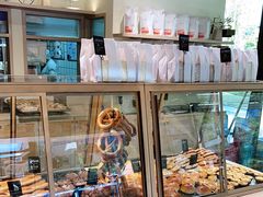 面包甜点陈列柜-Dough&Joe团憩(瑞虹天地月亮湾店)