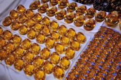 这元宝是玻璃做的-东海水晶大集