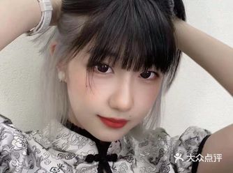 在他们家染了个挂儿耳染,一开始的时候,其实我想染个红