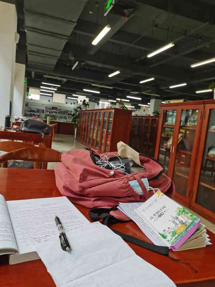 成都理工大学东区新图书馆-"理工新区图书馆确实是很有氛围的 藏书