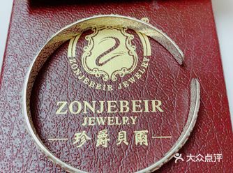 内侧是有传统民族特色的雕花 纹路清晰