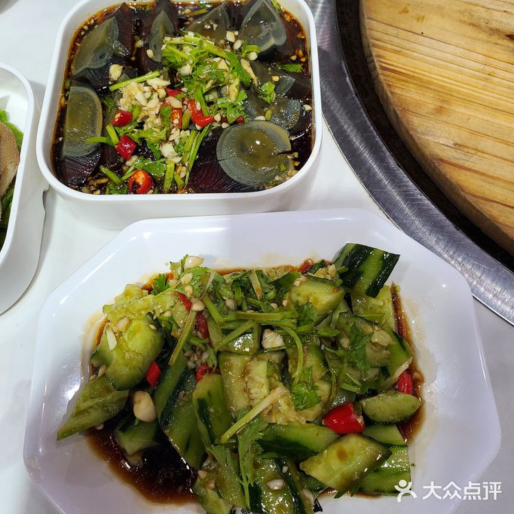 点了他家的招牌地锅鸡，确实很不错