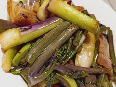 腊肉炒菜苔-鑫小城故事·藕汤·家常菜(台北一路总店)