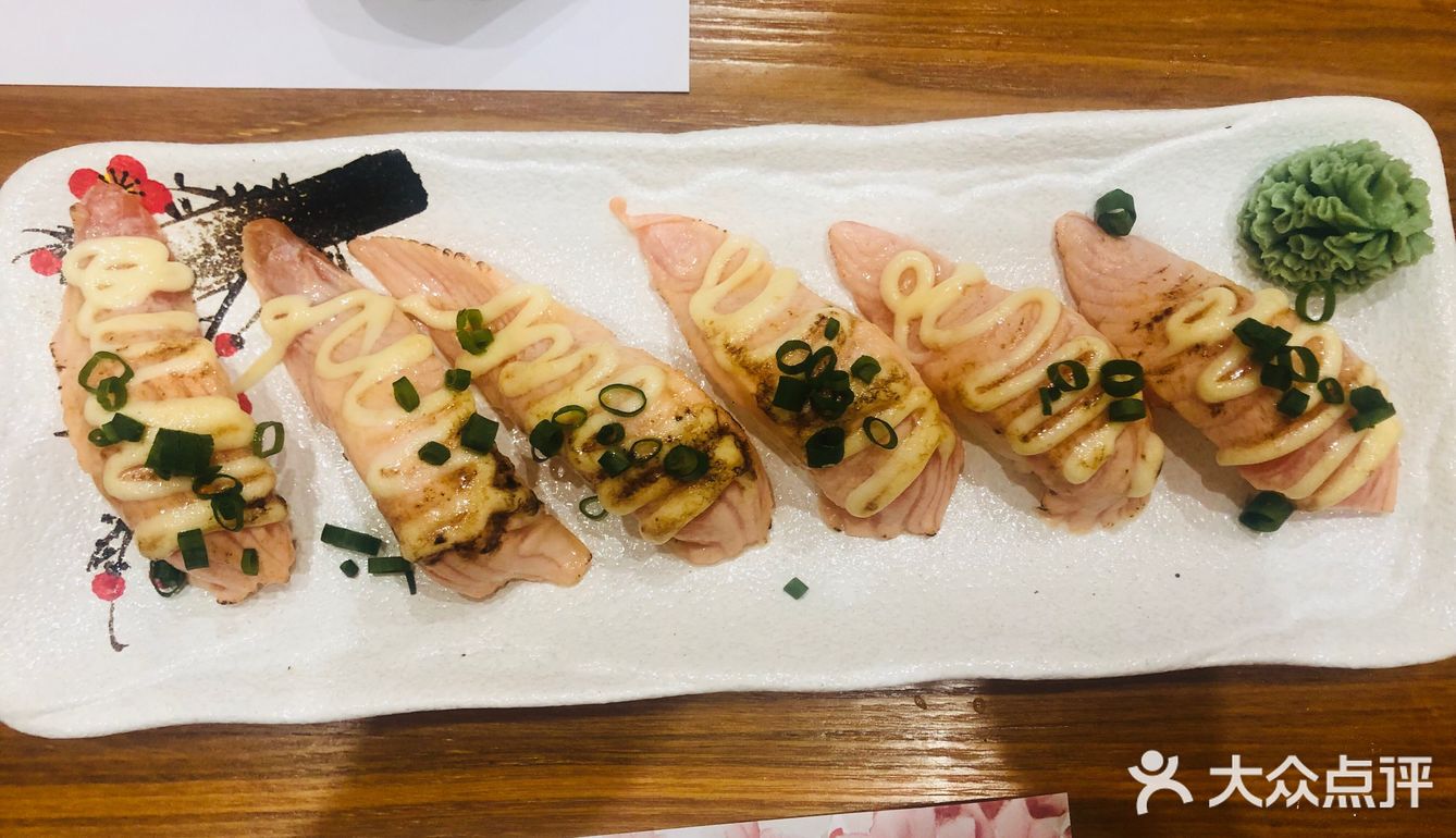 新开的寿司店，店铺环境很有氛围，位置很多，有卡座