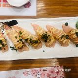 新开的寿司店，店铺环境很有氛围，位置很多，有卡座