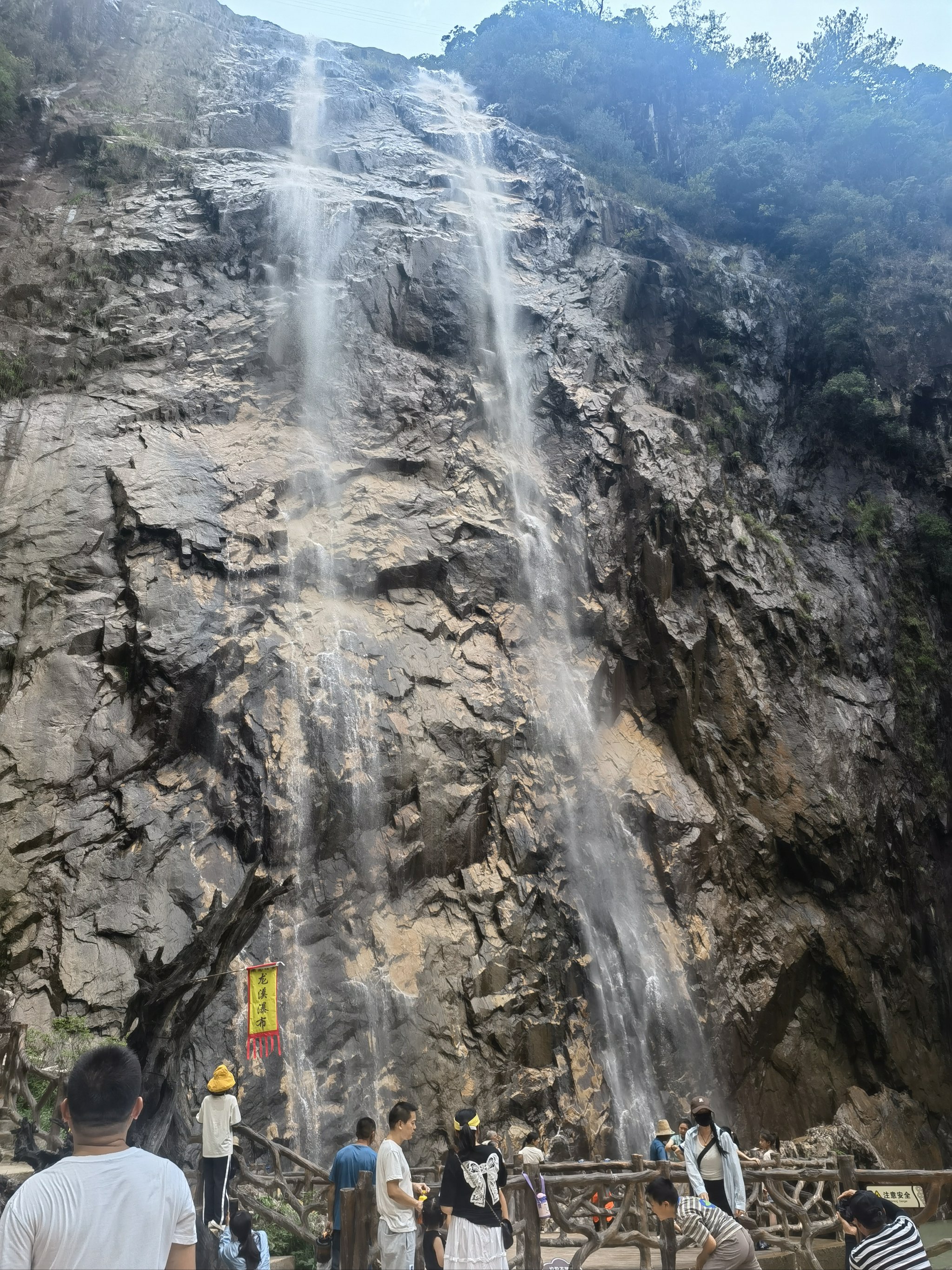 溧阳燕山公园瀑布图片