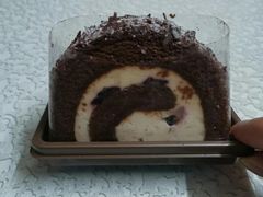 樱桃黑巧瑞幸卷-瑞幸咖啡(横琴中央汇店)