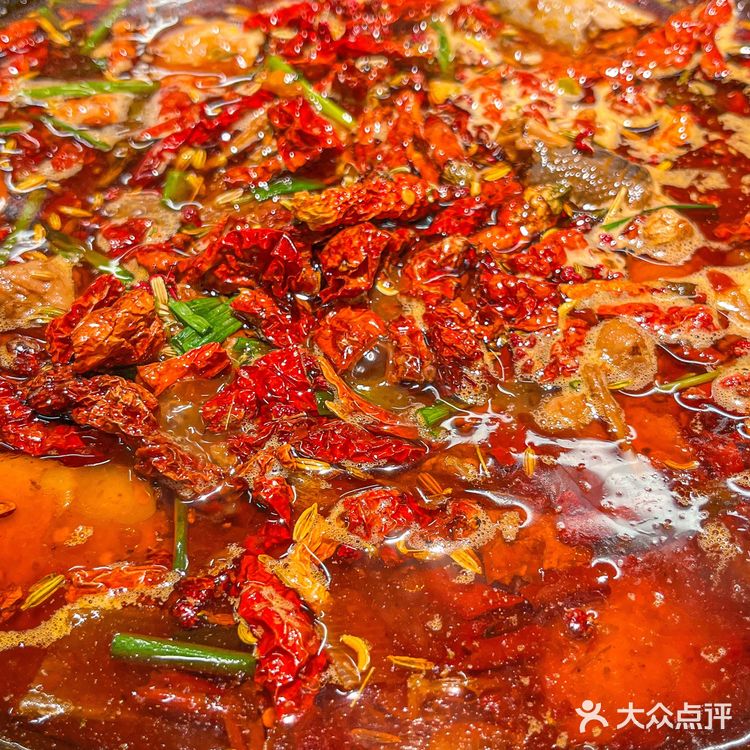 这一锅麻辣鲜香的芋儿鸡谁能拒绝的了呀！！香喷喷😋