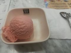 草莓冰激凌-满记甜品(湖滨店)