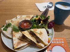 牛肉馅饼配迷你沙拉-HELLO 27 意面·沙拉·帕尼尼