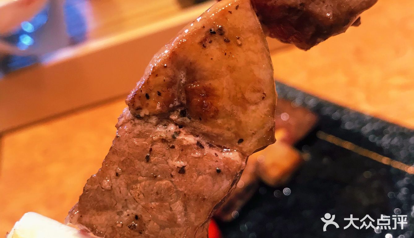 这家烤肉店的食材和服务真不错！