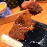这家烤肉店的食材和服务真不错！