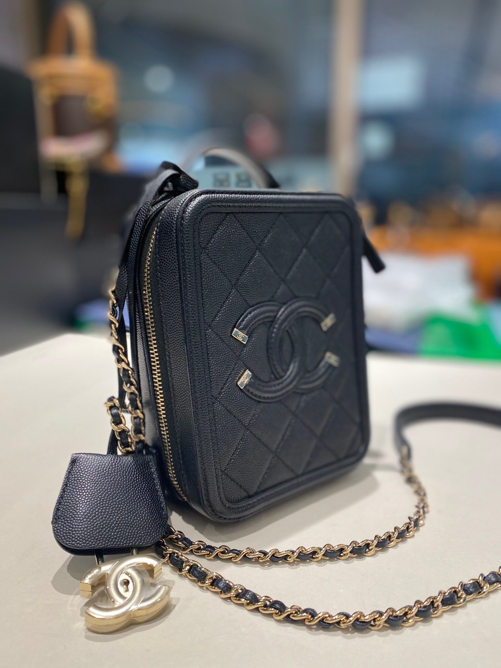 chanel 竖版手机包 黑金配色 配得上的行头出街吧