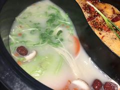 菌汤麻辣鸳鸯锅-两三事小郡肝串串香火锅(桂庙店)