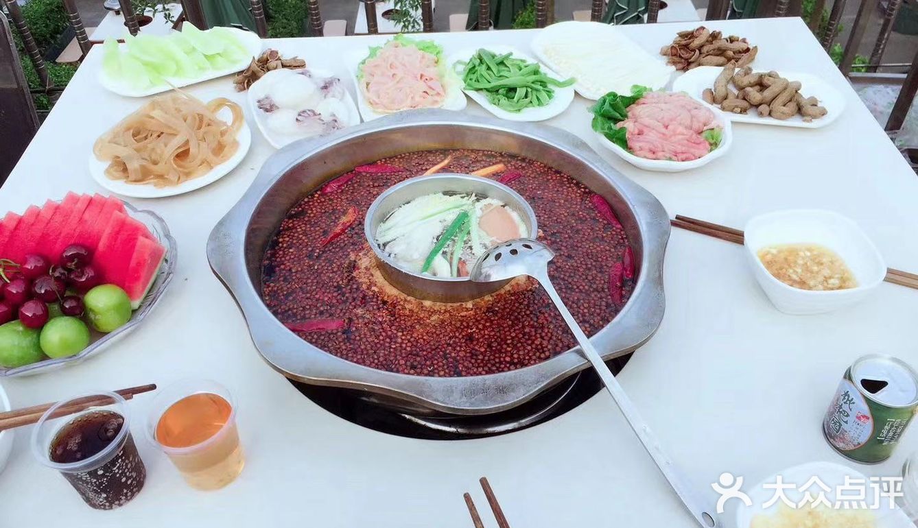 火锅店倚山而建，枇杷园中，亭台楼阁，错落有秩