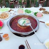 火锅店倚山而建，枇杷园中，亭台楼阁，错落有秩