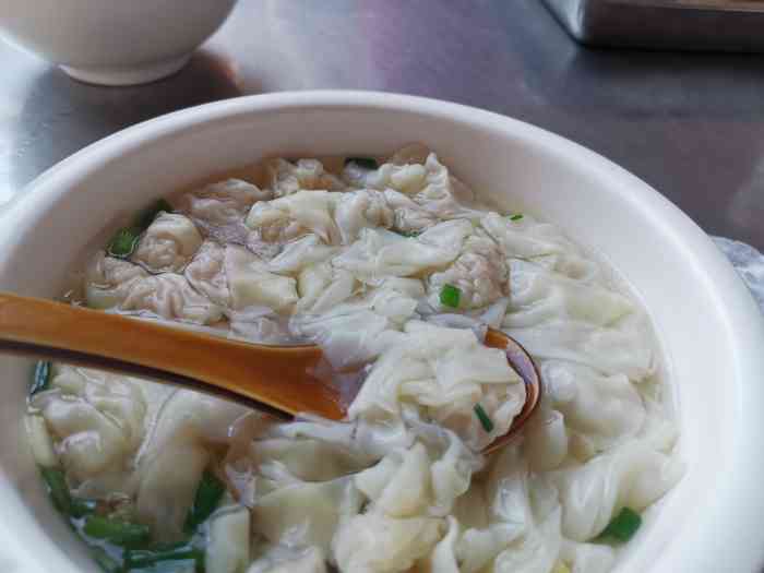 崖口云吞-"粉笔菜单,广合腐乳瓶装的红辣椒豉油,满满.