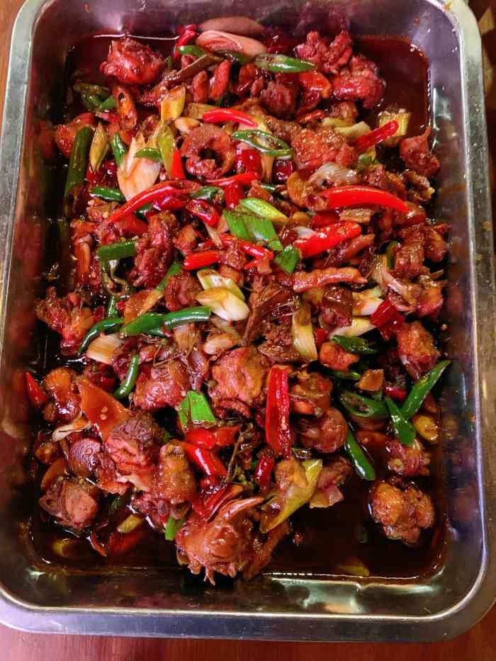 高伟炒鸡总店-"首先出场的是大凉山黑猪肉.凉山彝族人家养.