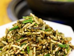 酸菜拌折耳根-榕江牛瘪牛肉火锅