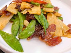 荷兰豆炒腊肉-高第街56号港式餐厅·精选(世茂广场宽厚里大明湖店)