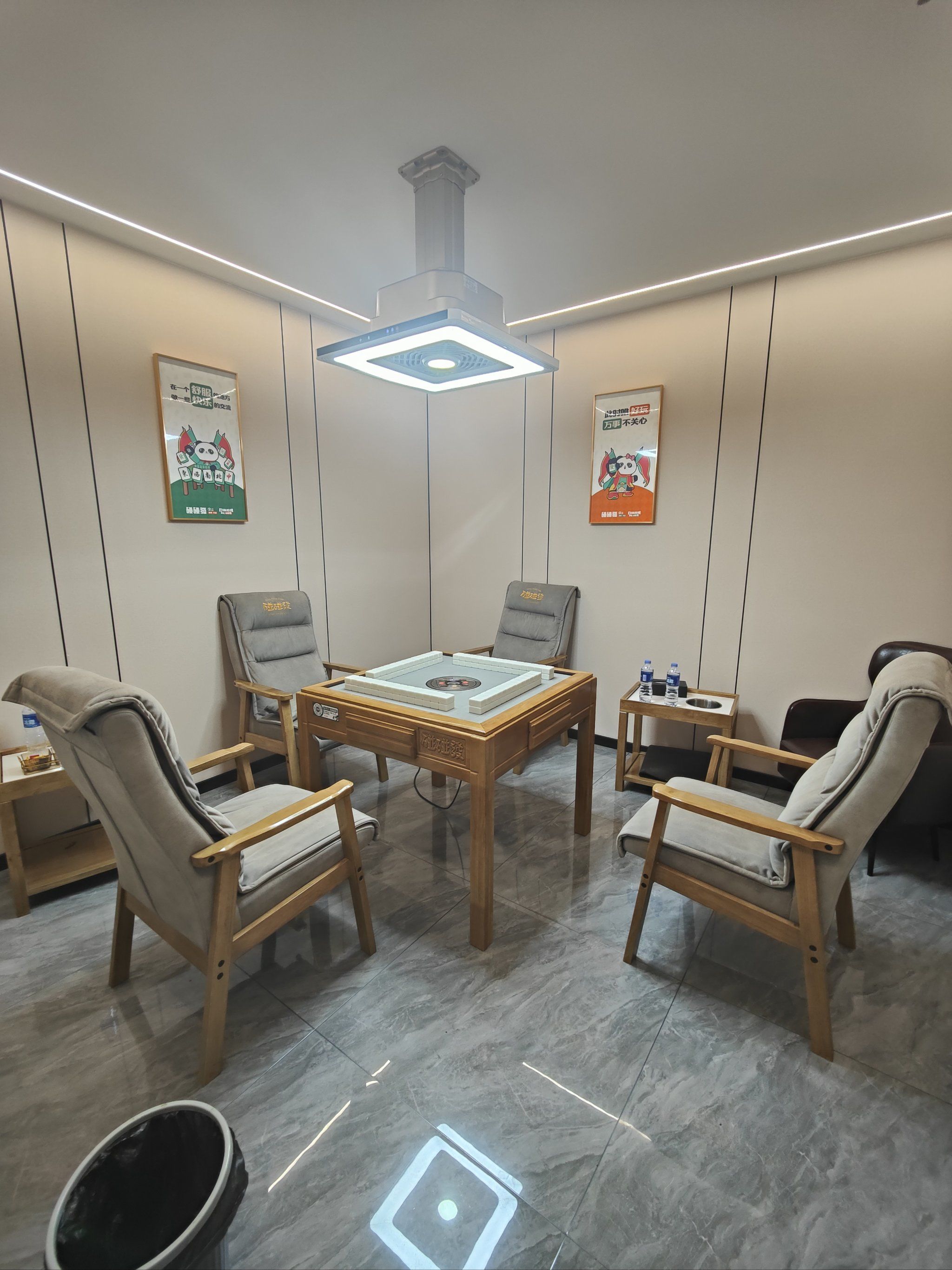 和好朋友放假来戳麻将真的别太幸福
在我印象里麻将馆就代表着脏乱