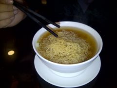 云呑是放在面条下面的-丽的面家(多宝路店)