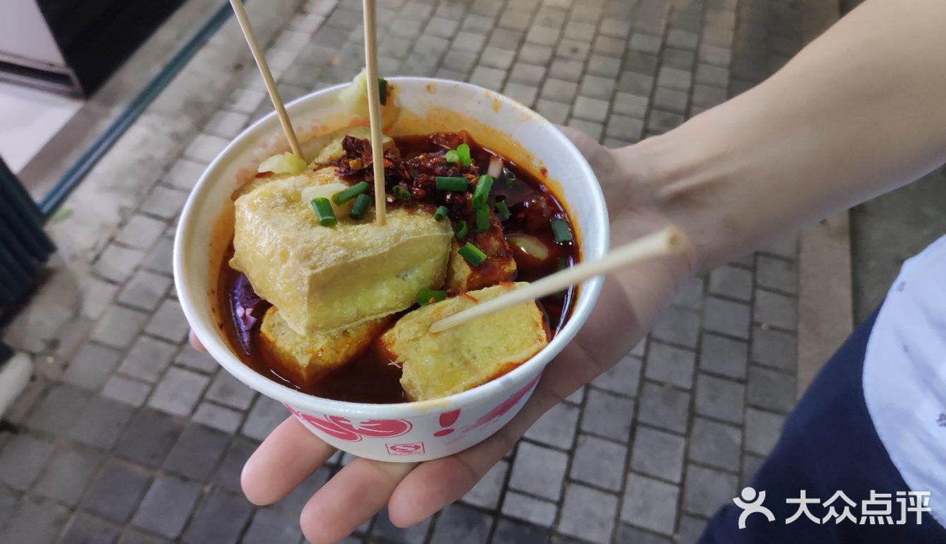 秋水廣場美食一條街一條直線到底,主打居然是臺灣美食