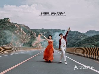 情绪街头风 杂志风格的情绪街拍也是时下非常流行的元素，～
