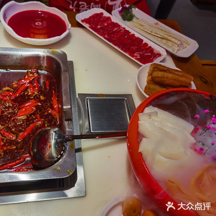 菜品我觉得还行，但是感觉锅底味道有点咸，辣锅的料有点