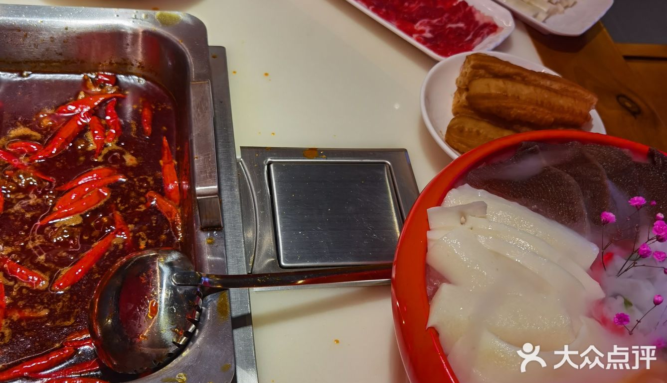 菜品我觉得还行,但是感觉锅底味道有点咸,辣锅的料有点