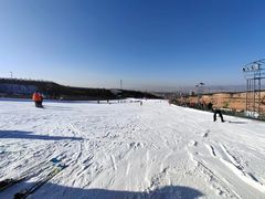 -采薇庄园四季滑雪场
