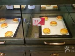 面包甜点陈列柜-嘉华鲜花饼(束河店)