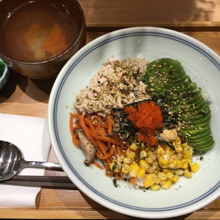 那天自己一个人吃饭,只点了这个牛油果拌饭,口感还不错,鱼再多一点