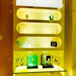 点击看大图 展示柜-MedSkinCare科技祛痘肌肤修护中心