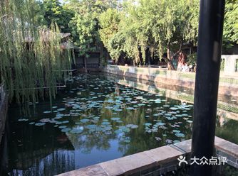 感觉这里适合拍红楼梦，建筑、池水、花木很精致