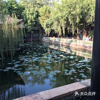 感觉这里适合拍红楼梦，建筑、池水、花木很精致