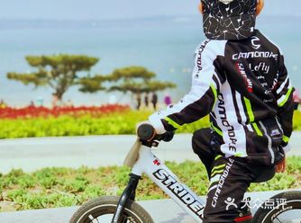 小宝贝骑平衡车的样子真的是太酷啦