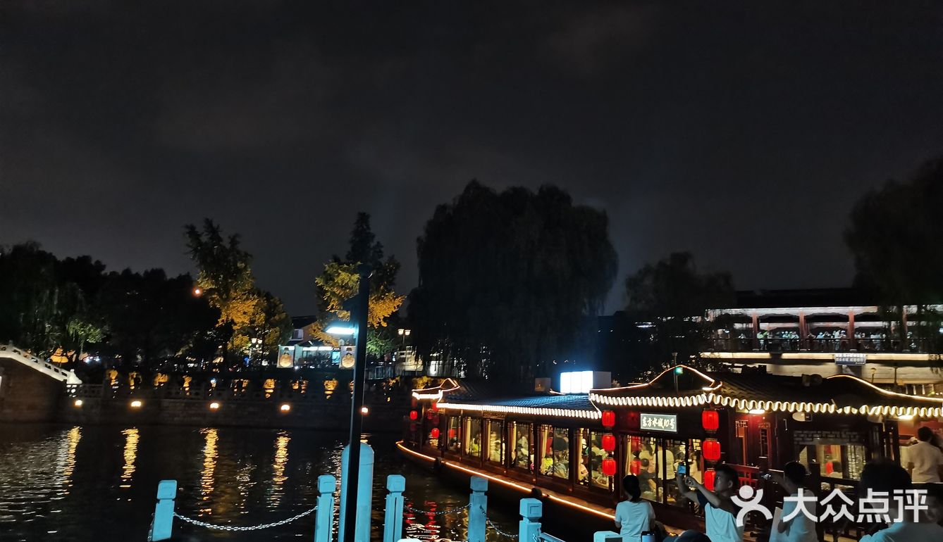 又能看见不一样的河两边，都是原来的格调