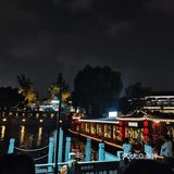又能看见不一样的河两边，都是原来的格调