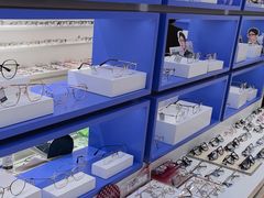 -美式眼镜·授权蔡司.依视路.尼康.豪雅.明月(南翔印象城店)