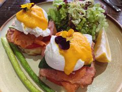 招牌班尼迪克蛋配烟熏三文鱼-MIKAKU(万达广场上海宝山店)