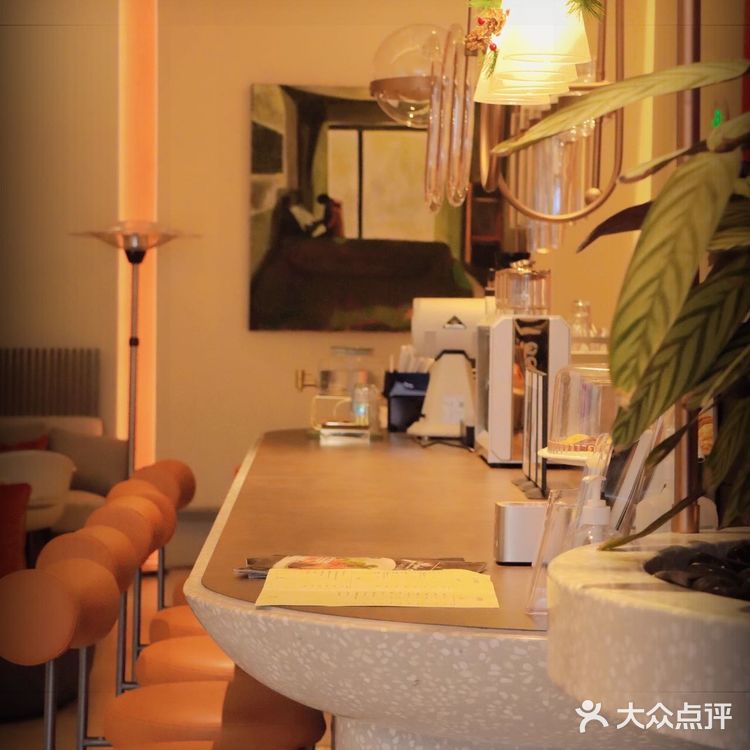 映入眼帘的竟然是梦幻Bar,每日18点营业,周二