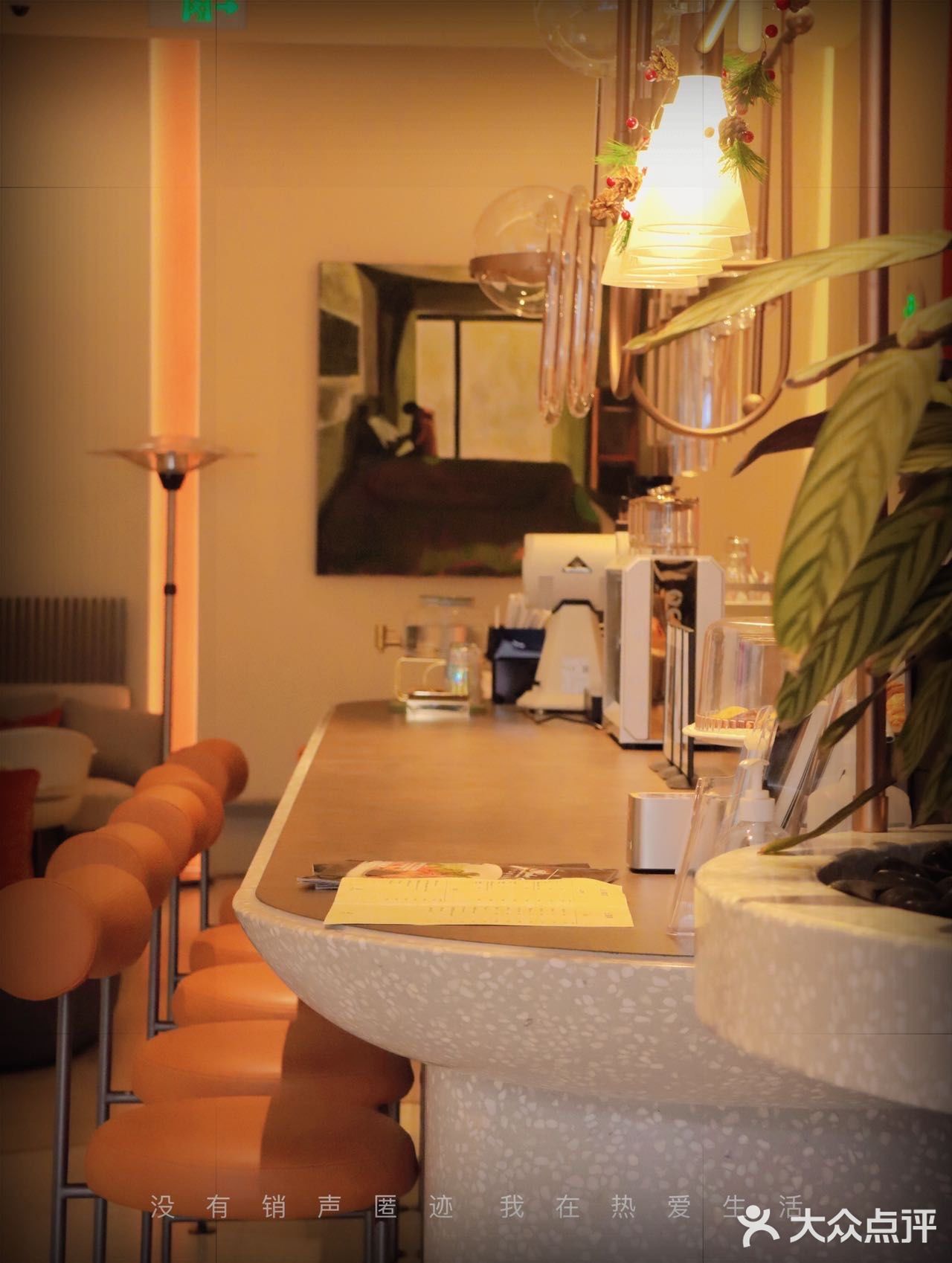 映入眼帘的竟然是梦幻Bar，每日18点营业，周二