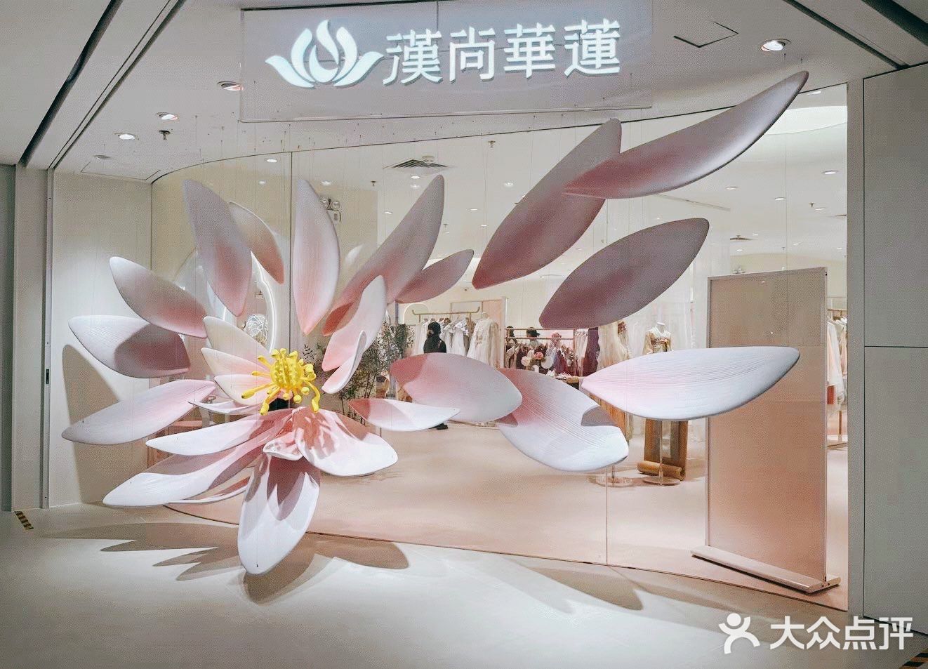 茶饮届与汉服届的首次跨界联名体验店