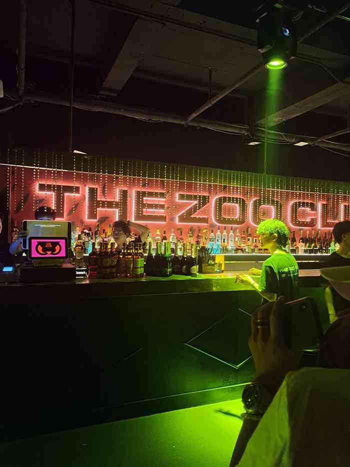 超好 酒水种类还算比较全价格也不贵 毕竟在疫情后崛起 新酒吧里应该