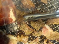 烧烤中的黑椒牛肉-红泥小火炉·东北泥炉烤肉(宁波总店)
