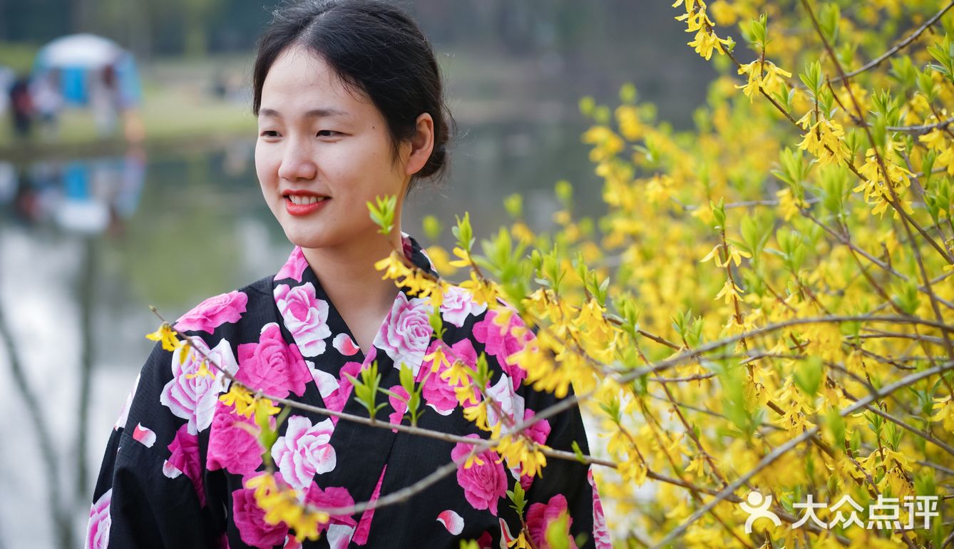 听说今年世纪公园种了一片彩色油菜花,果断安排上!