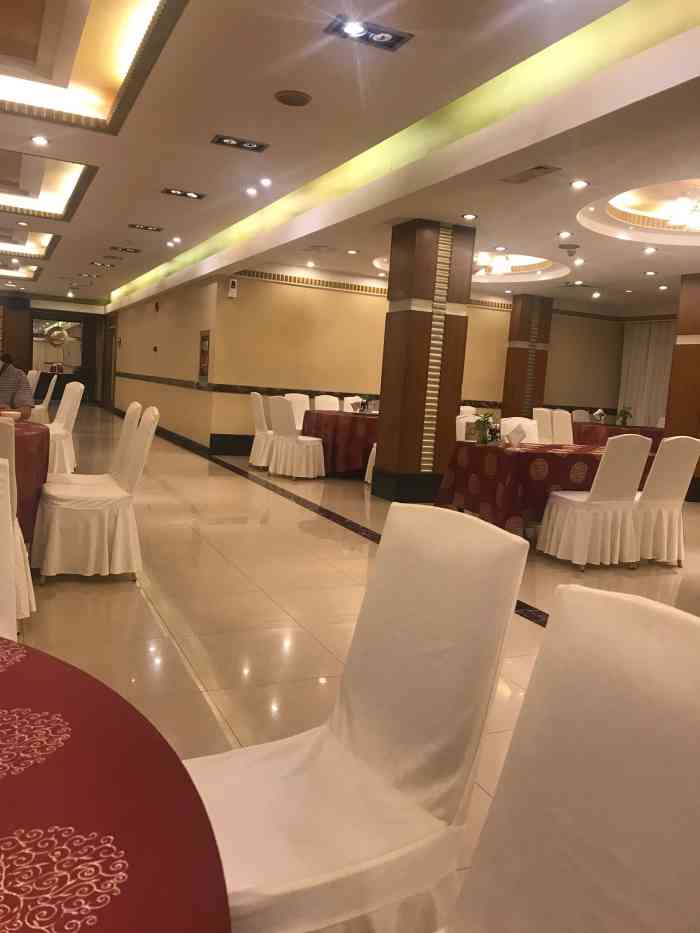 "昨天去参加好友的婚宴,在d楼.显然,吃不