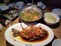 香煎大鲫鱼-费大厨辣椒炒肉(富兴店)
