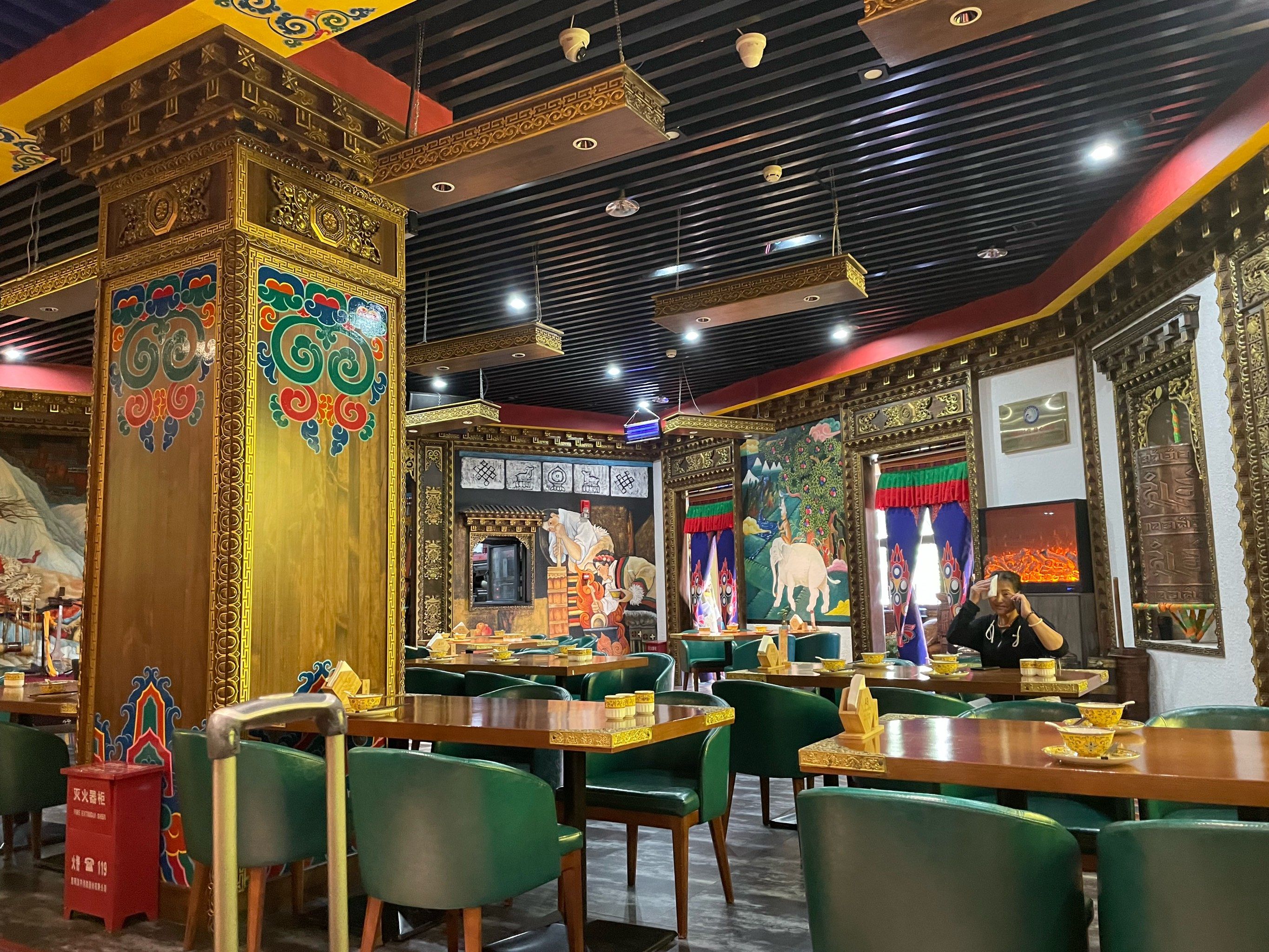 偶然发现一家藏餐,走进来氛围感满满.餐厅